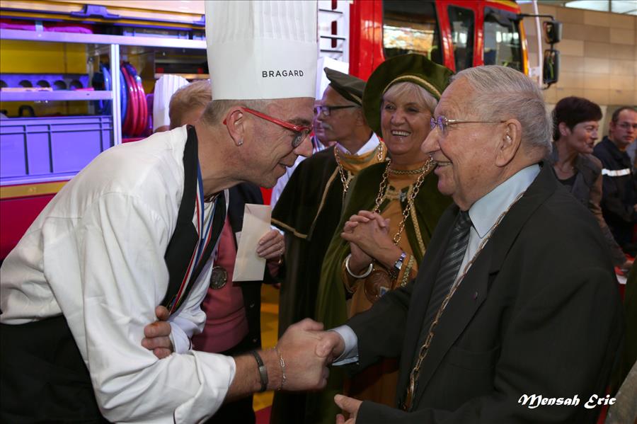 notre Camille avec le président de l'Amicale des cuisinier